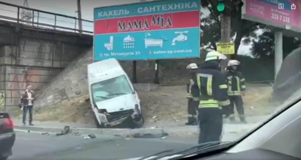 Микроавтобус слетел на обочину: в Запорожье на место ДТП выехали пожарные (ВИДЕО)