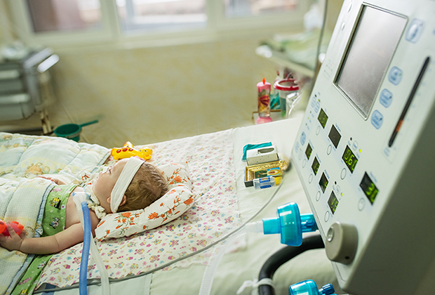 3-летняя девочка с коронавирусом пролежала под ИВЛ уже 9 дней: состояние ухудшается (ВИДЕО)