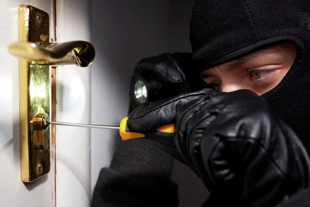 Пытается взламывать замки: в Запорожье по подьездам ходит домушник (ВИДЕО)