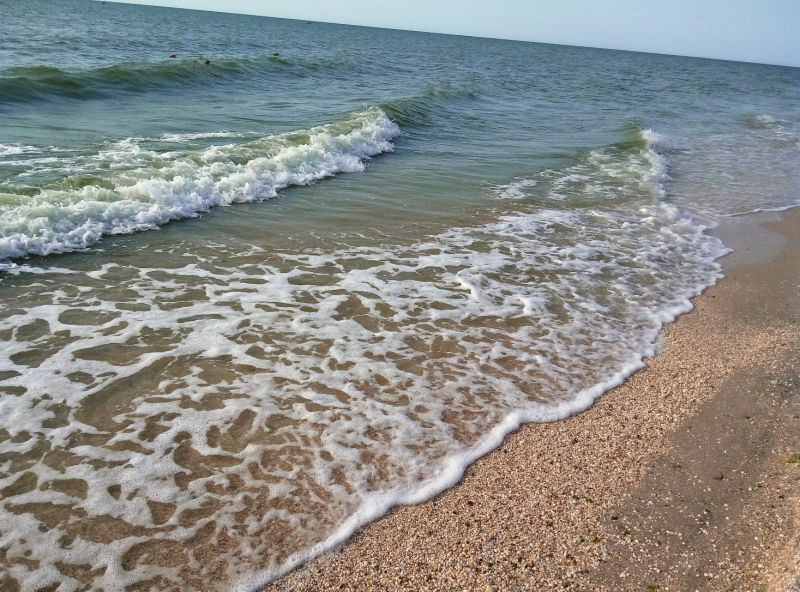В конце октября люди купаются в Азовском море (ВИДЕО)