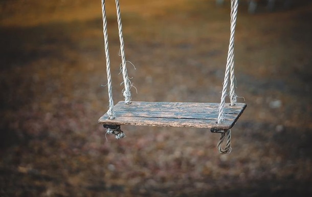 На шнурках и зарядке повесилась молодая девушка: подробности ЧП на детской площадке Днепра