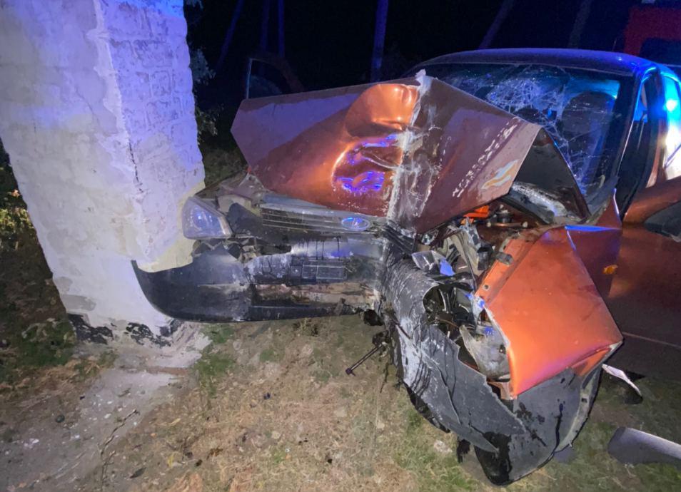 В Запорожской области легковушка врезалась в кирпичную остановку: есть погибший и пострадавшие (ФОТО)