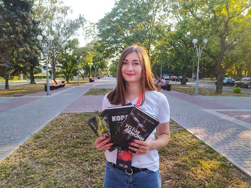 Поліна Кулакова, українська письменниця: «Мої персонажі – це абсолютно реальні люди в моїй голові, які здатні самі змінити розвиток подій у книзі»                                                                            (ІНТЕРВ’Ю)