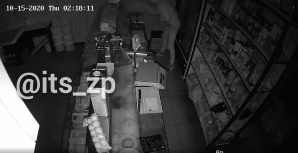 В Запорожье подростки ночью устроили погром в магазине и попали на камеры наблюдения (ВИДЕО)