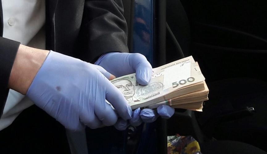 Хотел «крышевать» наркодельца: под Запорожьем на взятке в 25 тысяч погорел оперативник