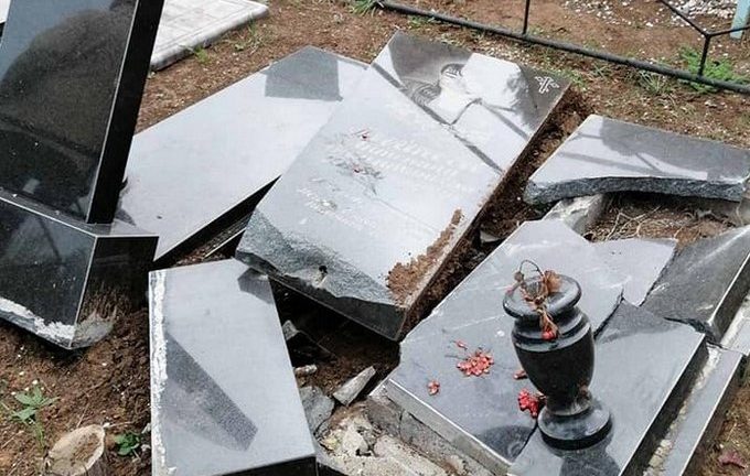 После Хэллоуина жители обнаружили 14 разрушенных могил в Запорожской области (ФОТО)