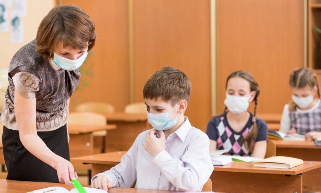 У Зеленского объяснили, почему дети продолжают ходить в школы и детсады