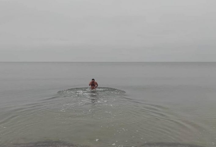 После шторма в Кирилловке идеальный штиль и даже купаются люди (ВИДЕО, ФОТО)