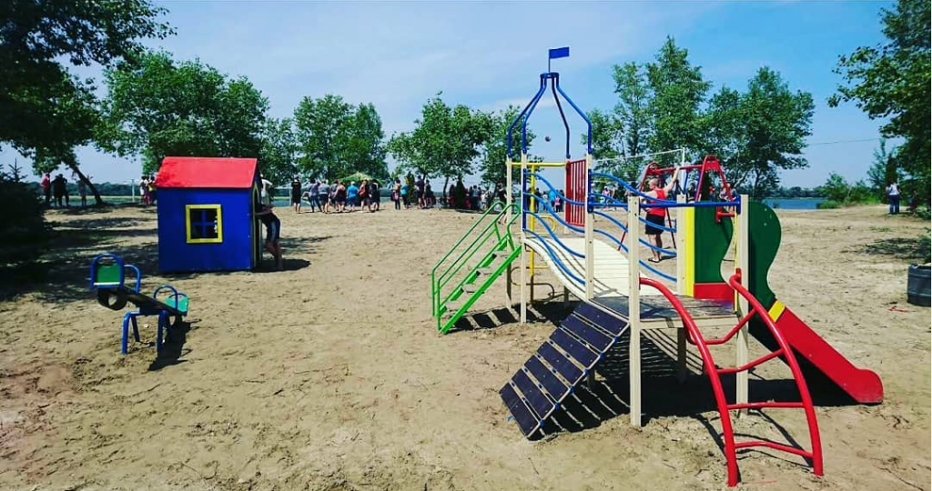 В Запорожье дорога к пляжу утопает в мусоре (ФОТО)