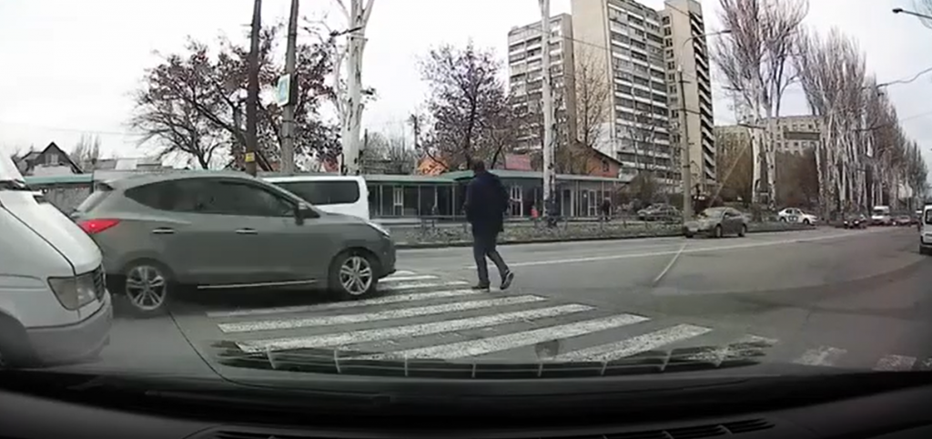 В Запорожье на «зебре» сбили пешехода: момент ДТП попал на видео