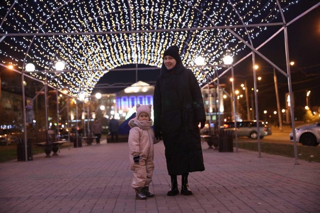 Новогодние инсталляции на улицах Запорожья зажгли раньше, чем планировалось (ФОТО)