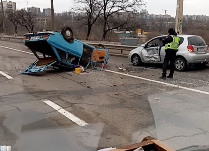 На проспекте в центре Запорожья перевернулось авто (ВИДЕО)