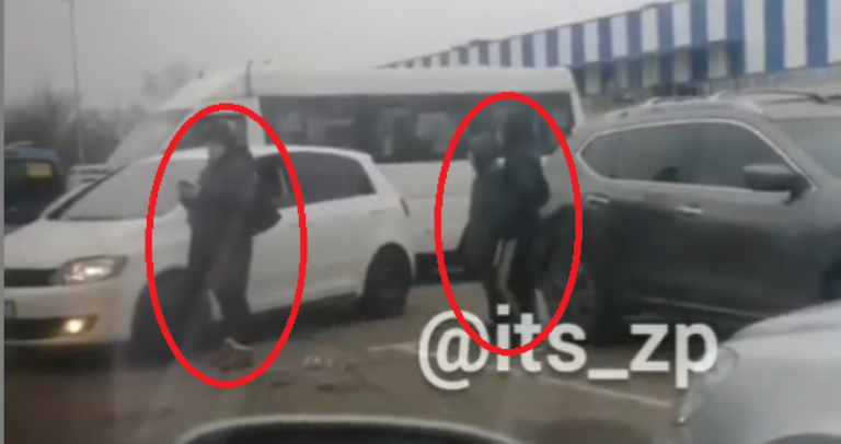 Соцсеть: в Запорожье подростки требуют деньги за парковку возле супермаркета (ВИДЕО)