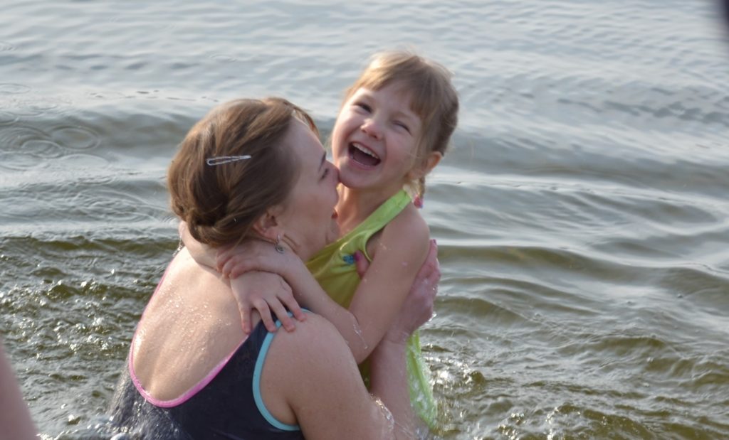 Cотни жителей Запорожья на Крещение окунулись в ледяную воду (РЕПОРТАЖ)