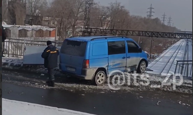 В Запорожье микроавтобус чуть не вылетел с моста на ж/д пути (ФОТО, ВИДЕО)