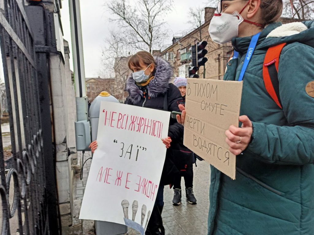 В Запорожье журналистов снова не пустили на сессию в горсовет: они вызвали полицию (ВИДЕО)