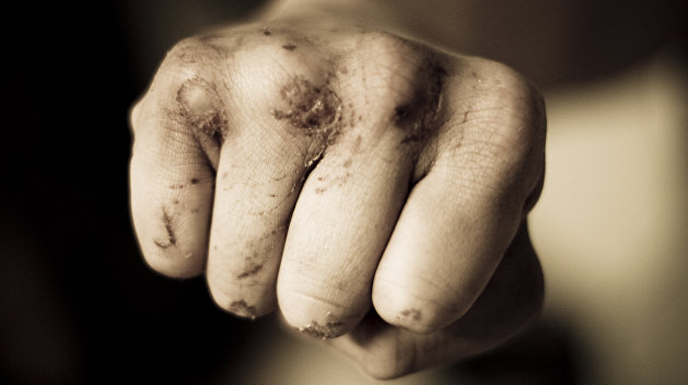 В Запорожской области подростки жестоко избивали бомжа для видео