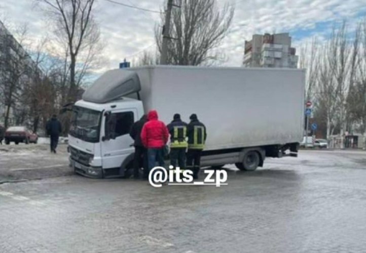 В Запорожье почтовый грузовик провалился под асфальт и застрял (ФОТО