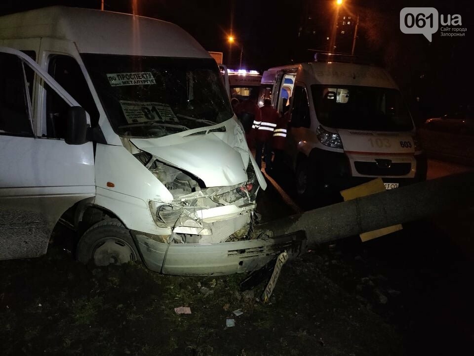 Множество пострадавших: в Запорожье маршрутка влетела в столб (ФОТО, ВИДЕО)