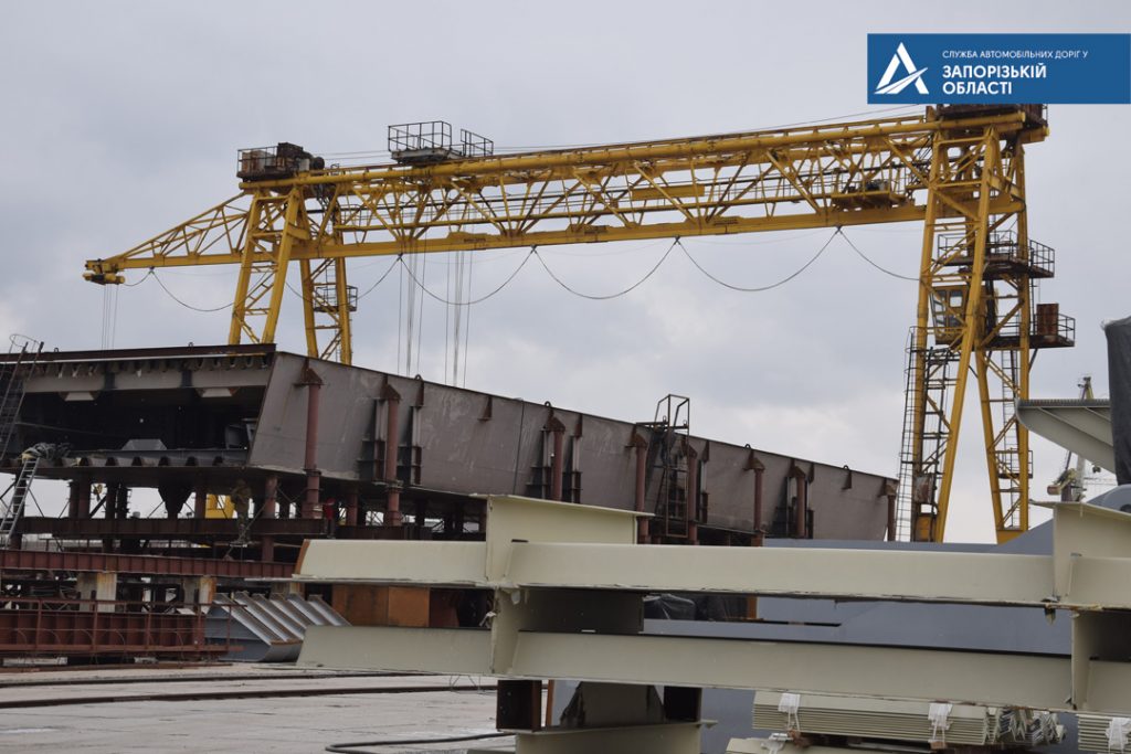 Плавкран «Захарий» остановил работы на мосту в Запорожье (ФОТО)