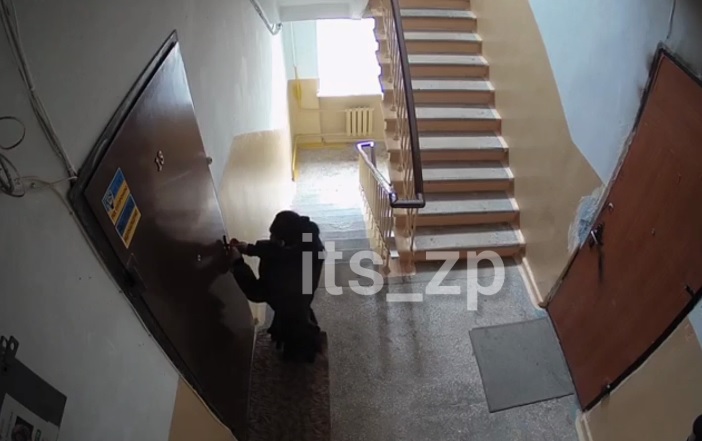 В Запорожье на камеру попала очередная домушница (ВИДЕО)