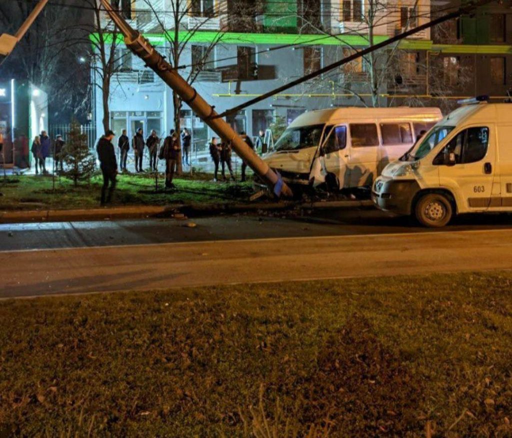 Врезавшийся в столб водитель маршрутки ранее сбивал велосипедиста и был под наркотиками, — соцсети (ФОТО)