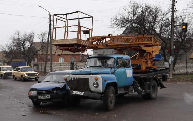 В Запорожской области легковушка столкнулась с автовышкой (ФОТО)