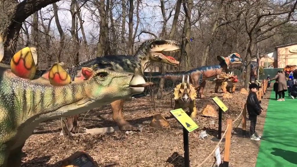 В Запорожской области открыли первый динопарк: как выглядят «живые» динозавры (ВИДЕО)
