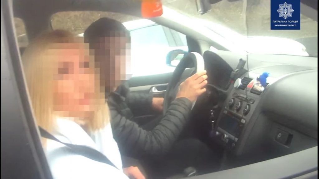 В Запорожье патрульные срочно сопроводили к больнице авто с ребенком (ВИДЕО)