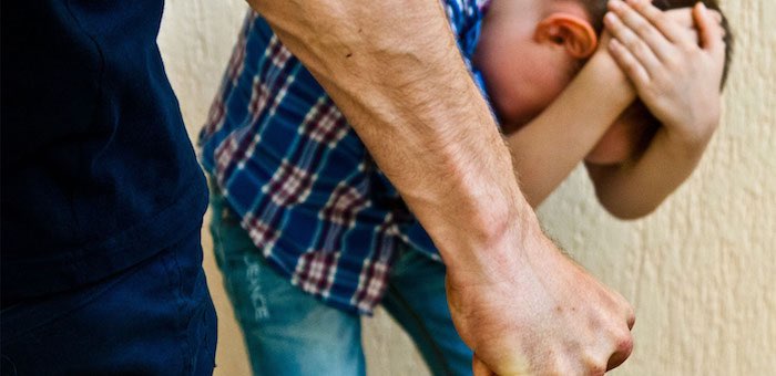 Ребенок плачет от страха ночами: в Запорожье мужчина избил и унизил 13-летнего мальчика, — соцсеть