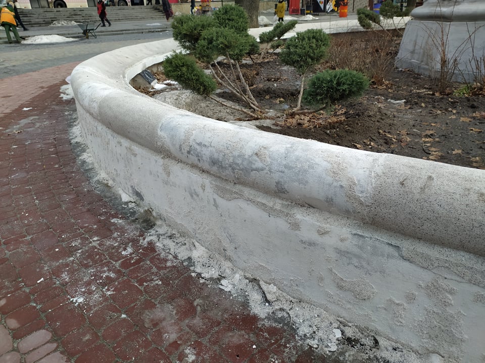 В Запорожье восстанавливают недавно обновленную клумбу (ФОТО)