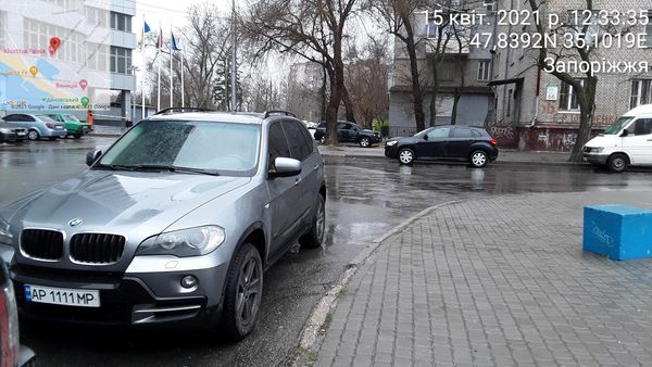 В Запорожье инспекция по парковке наказывает «многоуважаемых людей»: подборка ФОТО