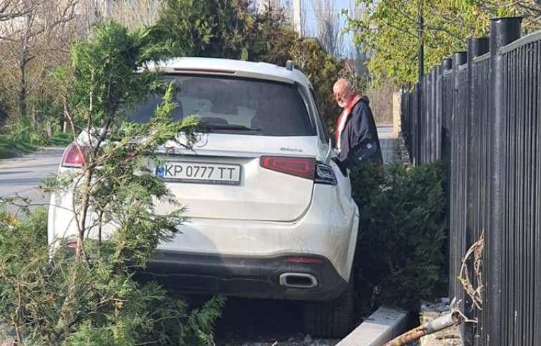 В Запорожской области Mercedes «уложил» столб (ФОТО)