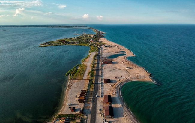 Летом на косе в Бердянске поставят шлагбаумы: за парковку нужно будет платить, — СМИ
