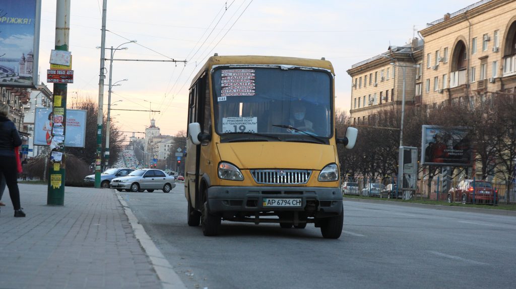 В Запорожье полицейский показал, как маршрутки превышают скоростной режим на проспекте (ФОТО)