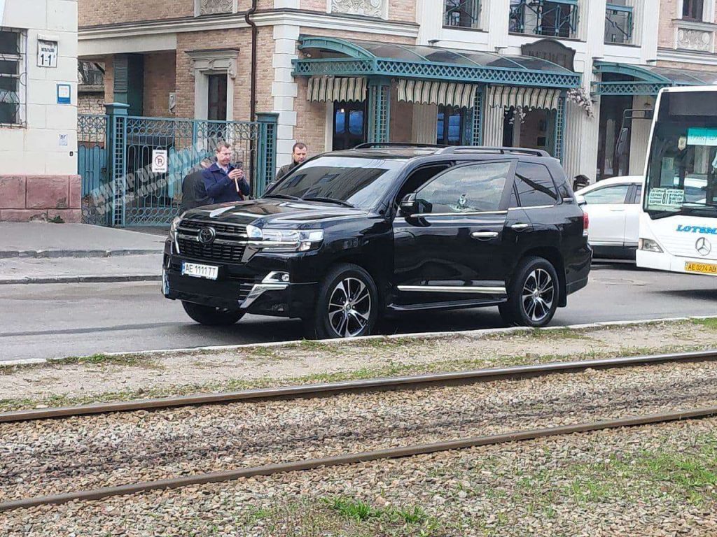 В центре Днепра киллер расстрелял водителя Land Cruiser 200: в авто был ребенок (ФОТО)