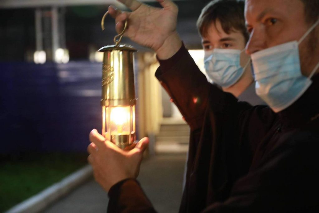 В запорожском аэропорту встретили и передали благодатный огонь (ФОТО)