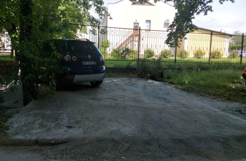 В Запорожье автовладелец сделал стоянку на молодых кустах, насыпав гору щебня (ФОТО), — соцсеть