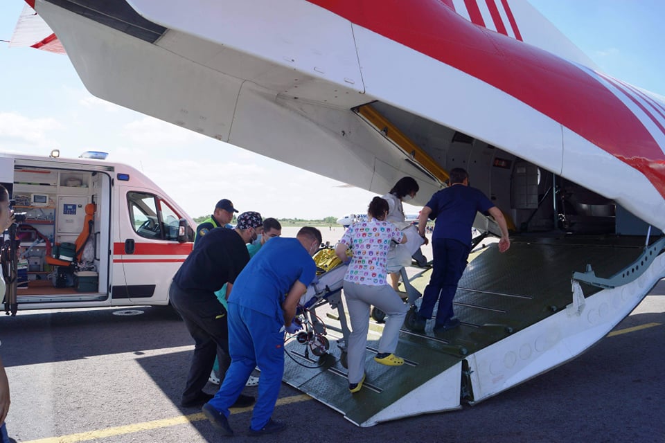 Из Запорожья в Киев экстренно доставили самолетом трехлетнюю девочку: ей нужна помощь