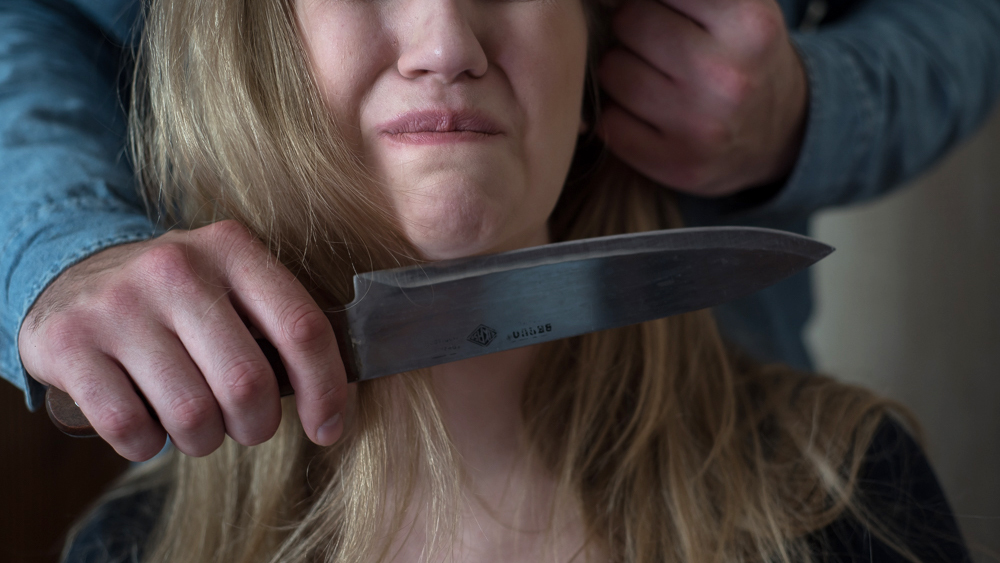 Связал и не выпускал из квартиры: мужчина требовал с заложницы «долг»