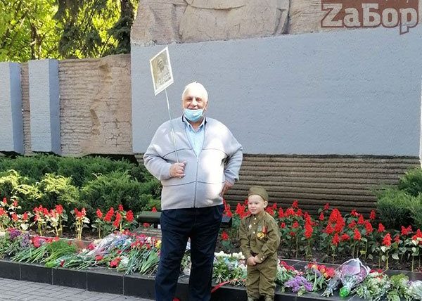 В Запорожье 3-летнего ребенка отец нарядил в военную форму: фотографировались все желающие (ФОТО)