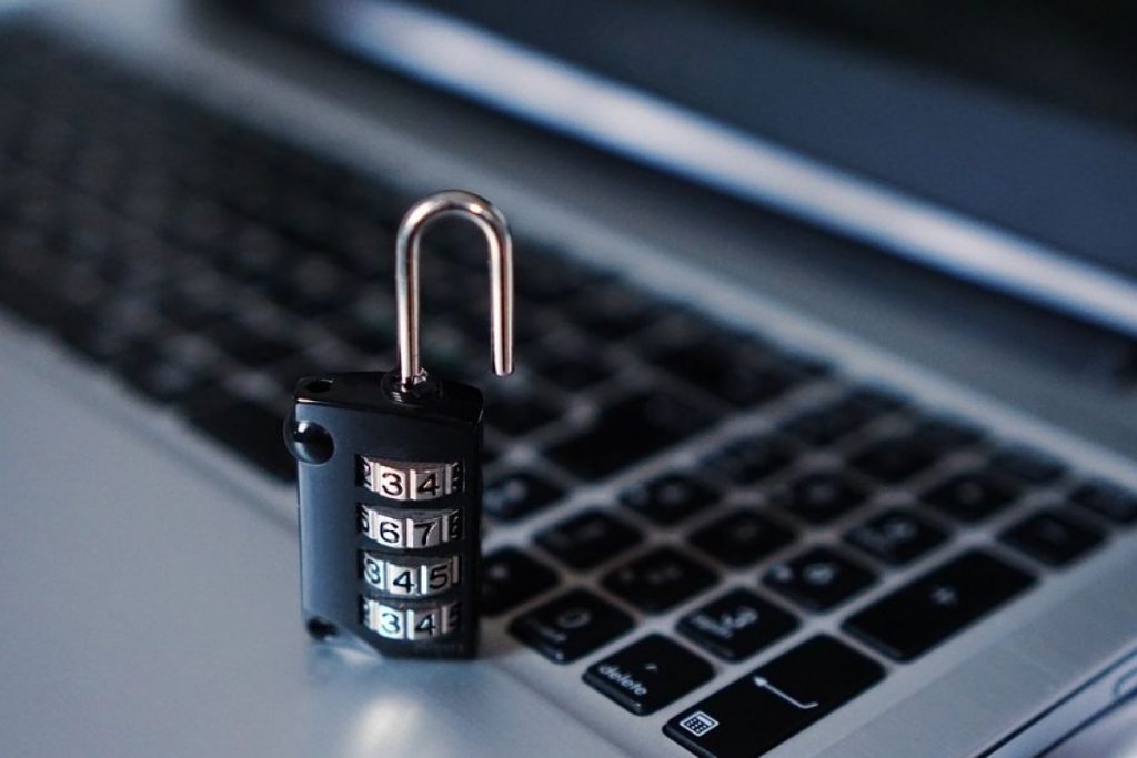 Нацбанк ужесточил порядок денежных переводов для «Ощадбанка», «ПриватБанка»: главное