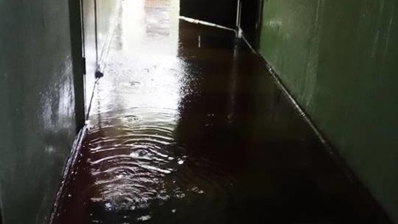 «Водопады» в подъездах: многоэтажки затопило после дождя в Запорожье (ВИДЕО)