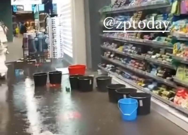 В Запорожье ливень «прошел» и в торговом зале «Эпицентра» (ВИДЕО), — соцсеть