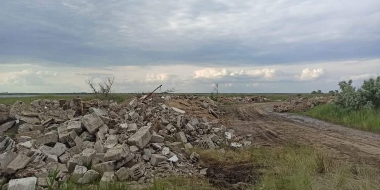 Обиточную Косу завалили мусором (ФОТО)