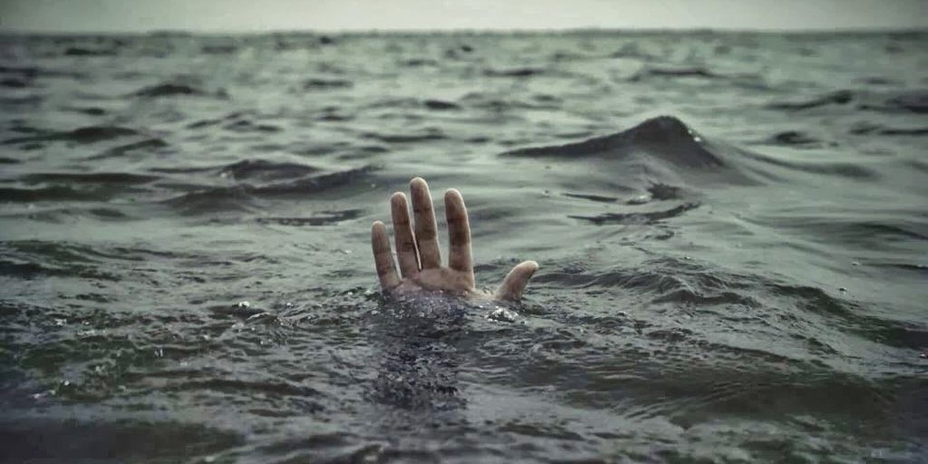 Заплыл в море на 2 км от берега: в Кирилловке спасали отдыхающего