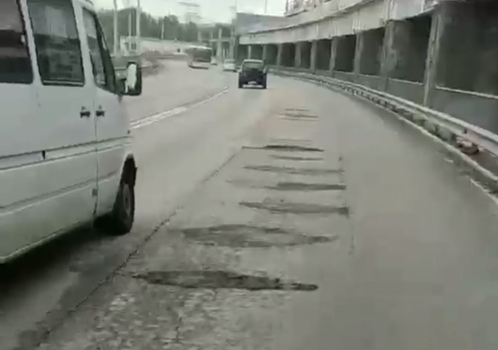 До «скелета»: непогода добивает дорогу на плотине в Запорожье (ВИДЕО)