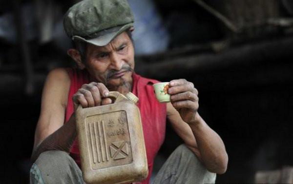 В Запорожской области мужчина по ошибке выпил бензин и закурил