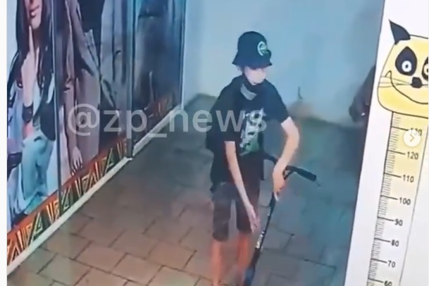 Подросток на считанные минуты совершил две кражи в запорожском магазине: все попало на ВИДЕО