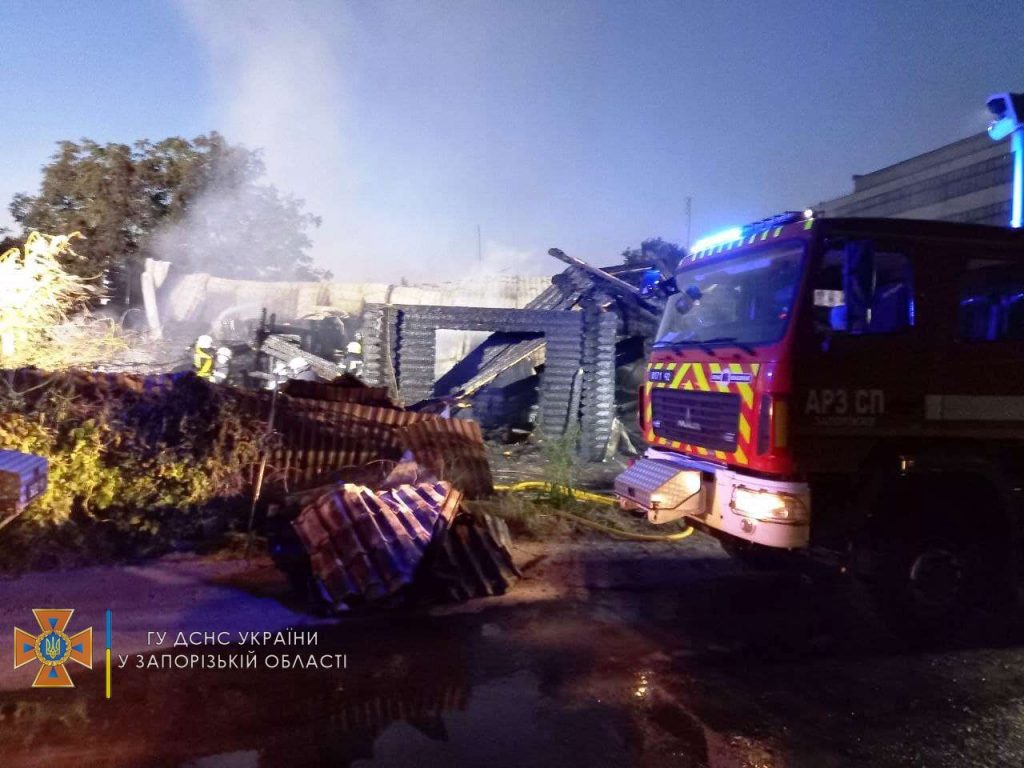 В Запорожье горел дом на 300 «квадратах»: с огнем боролись 22 спасателя (ФОТО)